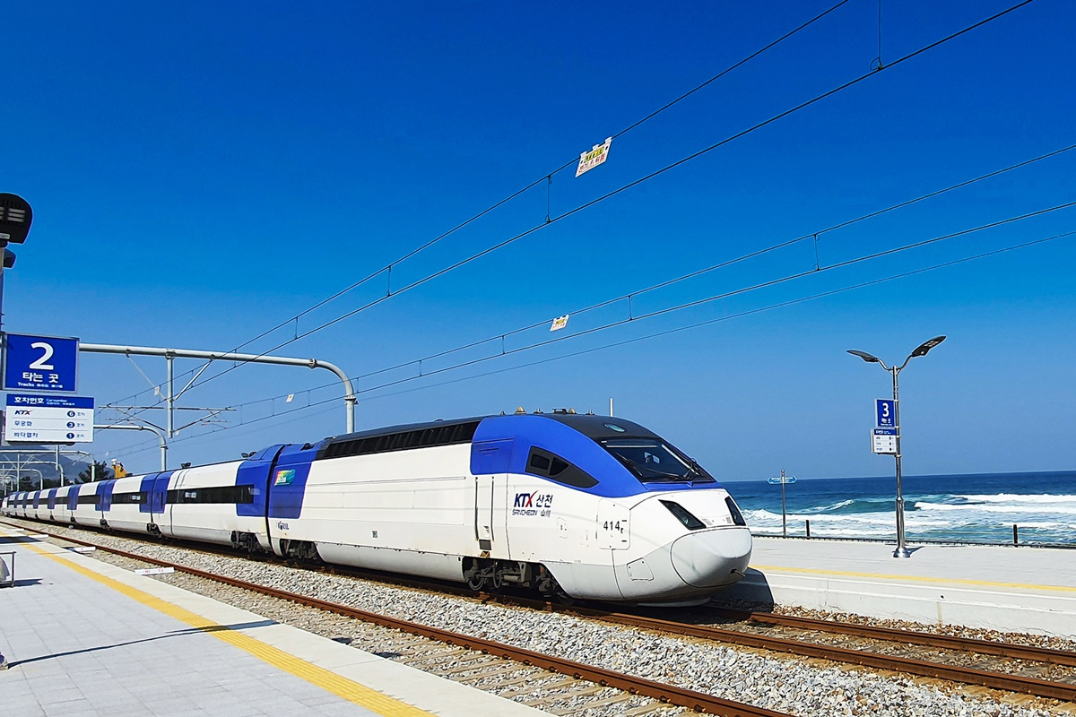 KTX 동해선은 바다가 코앞에 있다.