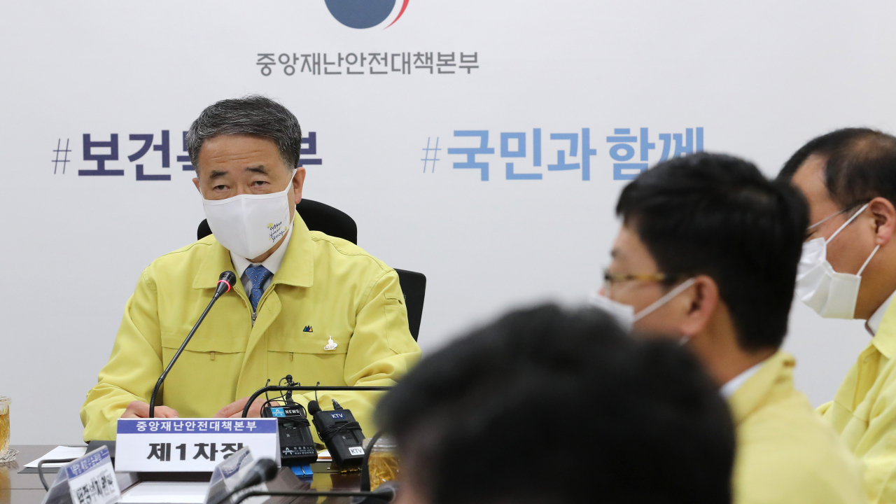박능후 중앙재난안전대책본부 1차장(보건복지부 장관)이 12일 오전 세종시 정부세종청사에서 열린 코로나19 대응 중앙재난안전대책본부 회의를 주재하며 발언하고 있다. [연합]