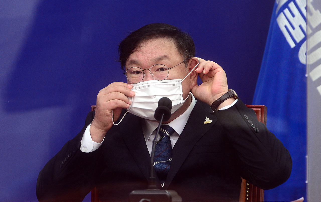 김태년 더불어민주당 원내대표가 12일 오전 서울 여의도 국회에서 열린 최고위원회의에서 발언을 마치고 마스크를 쓰고 있다. [연합]