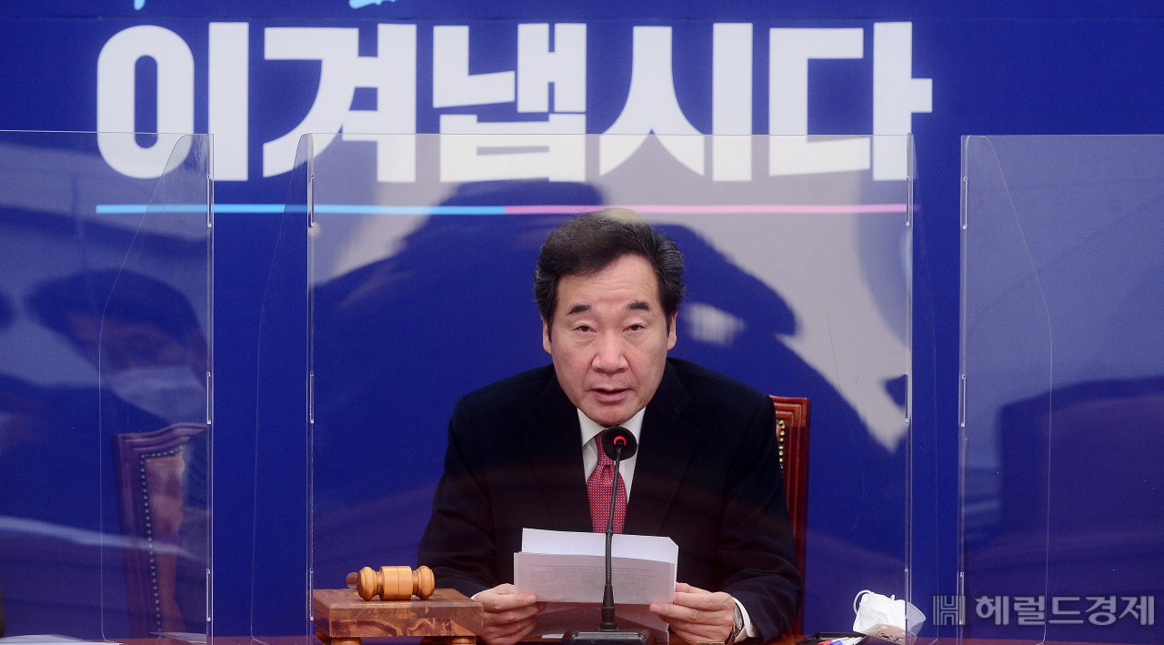 [헤럴드경제=이상섭 기자] 이낙연 더불어민주당 대표가 12일 국회에서 열린 최고위원회의에서 현안과 관련한 발언을 하고 있다. babtong@heraldcorp.com