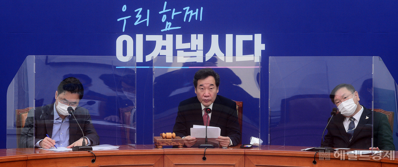 [헤럴드경제=이상섭 기자] 이낙연 더불어민주당 대표가 12일 국회에서 열린 최고위원회의에서 현안과 관련한 발언을 하고 있다. babtong@heraldcorp.com