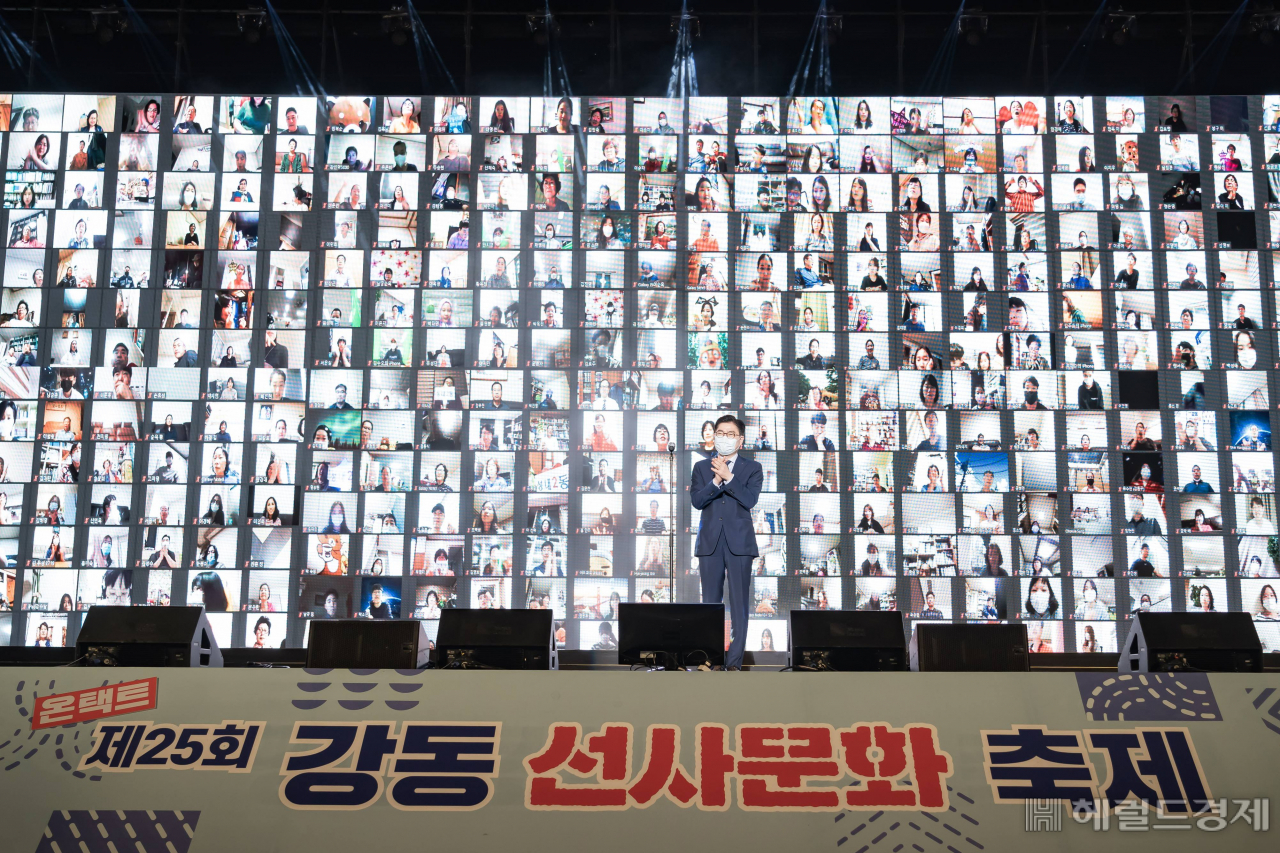 지난 11일 이정훈 강동구청장이 5일부터 일주일간 온택트로 개최된 제25회 강동선사문화축제의 폐막을 선언하고 있다. [강동구 제공]