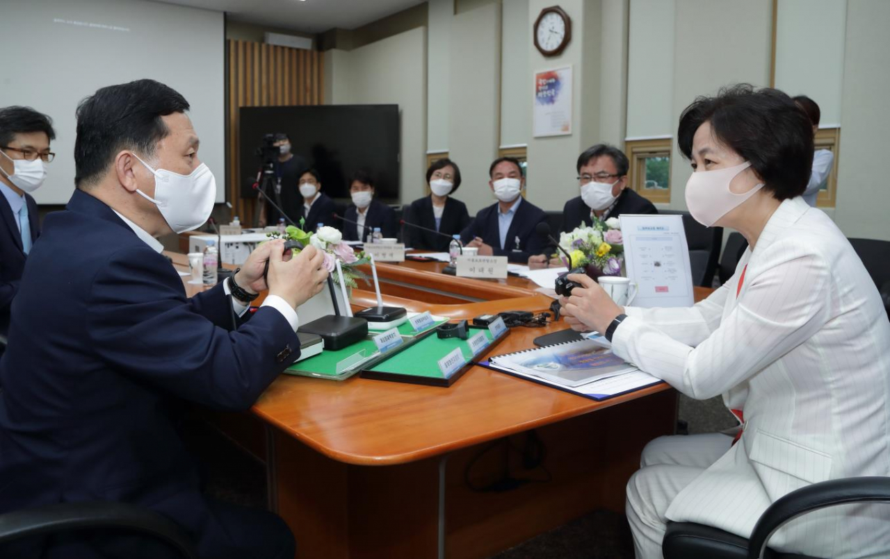 추미애 법무부 장관이 지난 9월 9일 서울 동대문구에 있는 위치추적중앙관제센터를 방문해 강호성(왼쪽) 법무부 범죄예방정책국장으로부터 신형 전자발찌에 대해 설명을 듣고 있다. [연합]