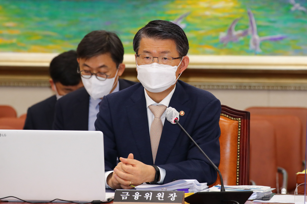은성수 금융위원장이 12일 오전 국회에서 열린 정무위원회 국정감사에 출석하고 있다. [사진=연합]