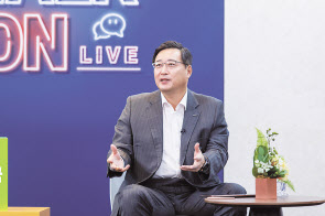 김남구 한국금융지주 회장이 지난 8일 유튜브 생방송 ‘TALK ON LIVE’로 온라인 채용설명회를 열고 학생들의 질문에 답하고 있다. [한국투자증권 제공]