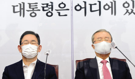 국민의힘 김종인(오른쪽) 비상대책위원장과 주호영 원내대표가 12일 국회에서 열린 비상대책위원회의에서 참석자 발언을 듣고 있다. 이상섭 기자