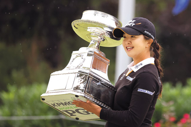 감격스런 메이저 우승컵. 김세영이 12일(한국시간) 끝난 LPGA투어 KPMG 여자 PGA선수권대회에서 우승을 차지하며 생애 첫 메이저타이틀을 따냈다. [USA투데이]