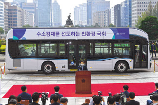 국회 수소전기버스 시승식이 12일 오전 서울 여의도 국회 본관 앞에서 열려 박병석 국회의장이 인사말을 하고 있다. 이번에 도입한 수소전기버스는 향후 국회 내 셔틀 버스 등 다양한 용도로 운영된다. 이상섭 기자