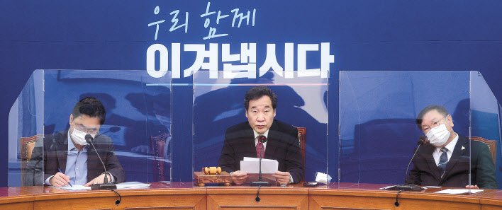 이낙연 더불어민주당 대표가 12일 국회에서 열린 최고위원회의에서 현안과 관련한 발언을 하고 있다. 이상섭 기자
