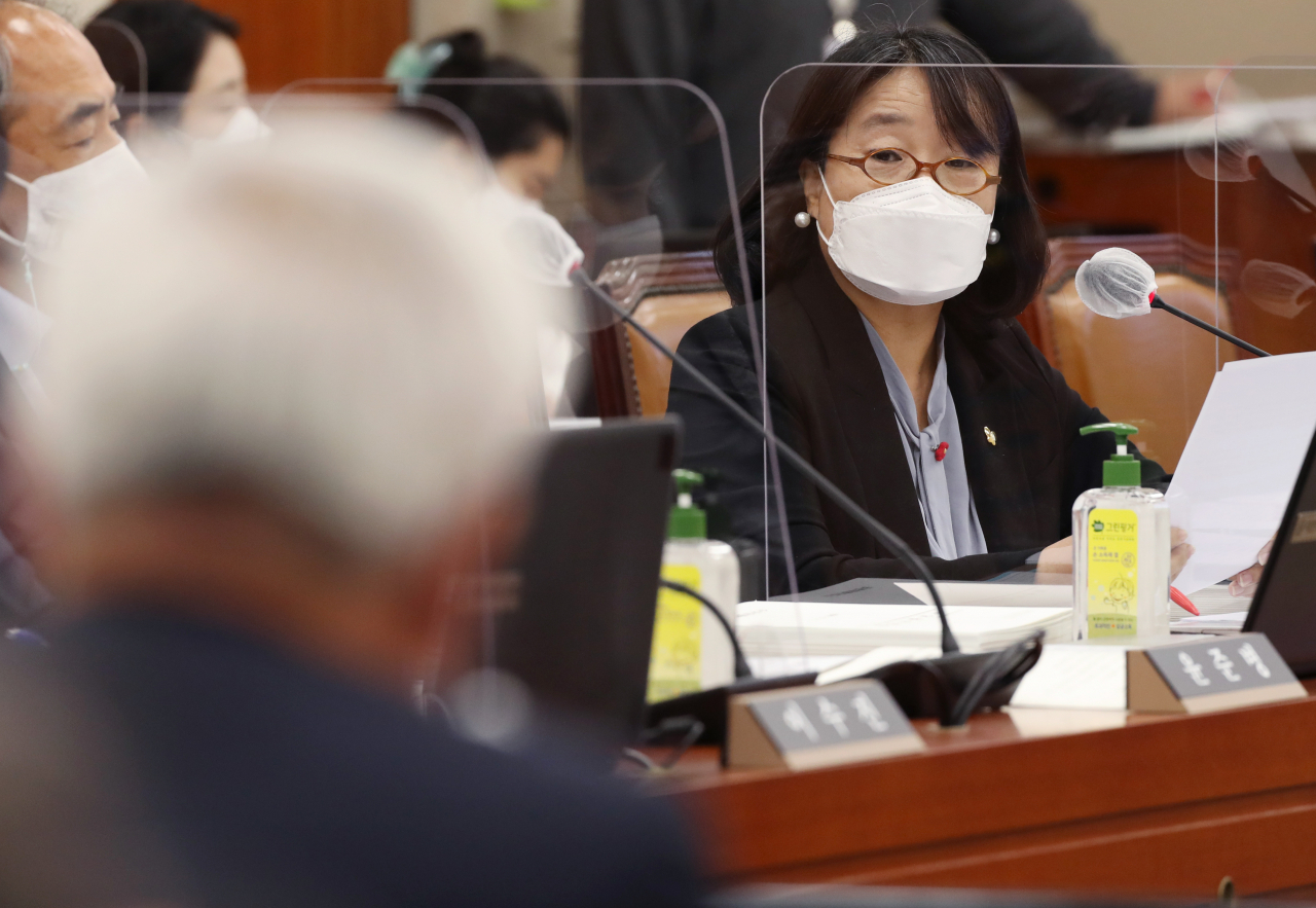 윤미향 더불어민주당 의원이 12일 국회 환경노동위원회의 기상청 및 산하기관에 대한 국정감사에서 질의하고 있다. [연합]