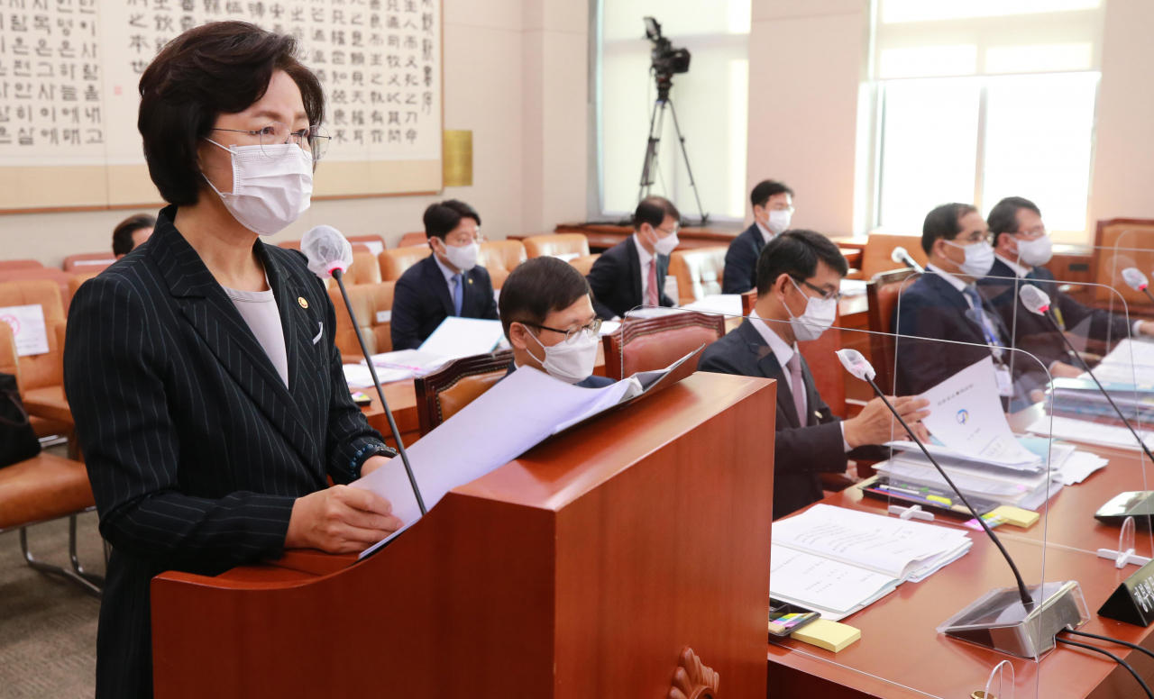 추미애 법무부 장관이 12일 국회 법제사법위원회의 법무부 국정감사에서 업무보고를 하고있다. [연합]