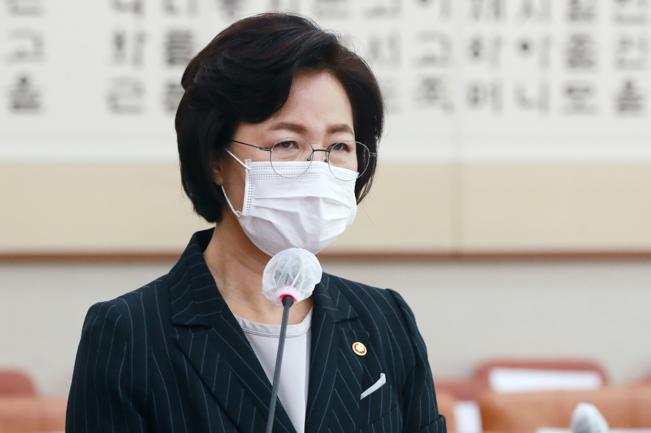 추미애 법무부 장관이 12일 오전 서울 여의도 국회에서 열린 법제사법위원회의 법무부 등에 대한 국정감사에서 업무보고를 하고 있다. [연합]