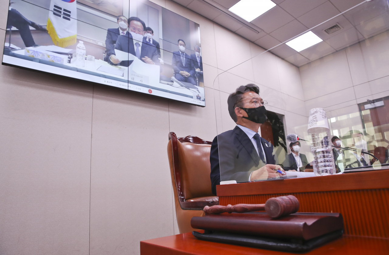12일 오전 서울 여의도 국회에서 열린 외교통일위원회 국정감사에서 이수혁 주미대사가 업무보고를 하고 있다. 이날 주미대사관 국정감사는 화상회의 방식으로 진행 되었다. [연합]