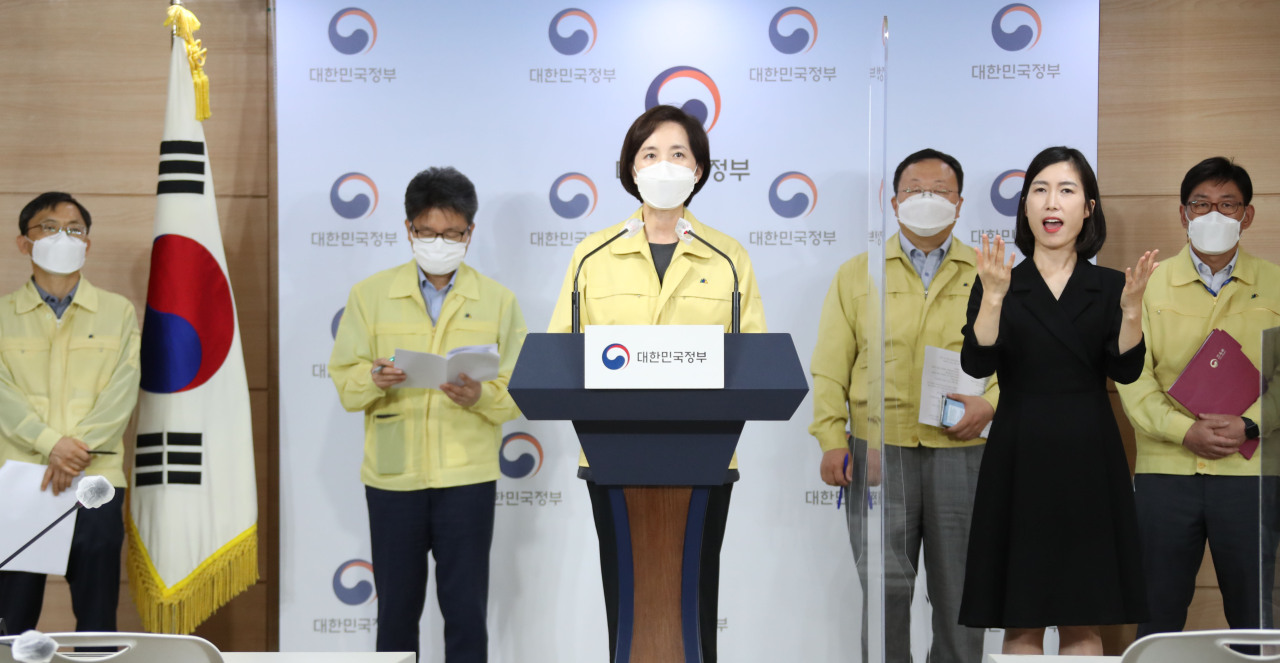 Education Minister Yoo Eun-hae announces during a press briefing Sunday the ministry's plan for in-person class attendance from Oct. 19 after Korea adjusted its social distancing measure to its lowest level. (Yonhap)