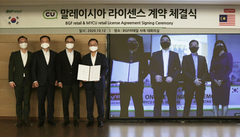 이건준 BGF리테일 대표(왼쪽에서 네 번째)와 당 타이 록 마이뉴스 홀딩스 대표(오른쪽에서 네 번째)가 CU 말레이시아 진출 라이선스 계약 체결식 후 기념 촬영을 하고 있다. [사진제공=CU]