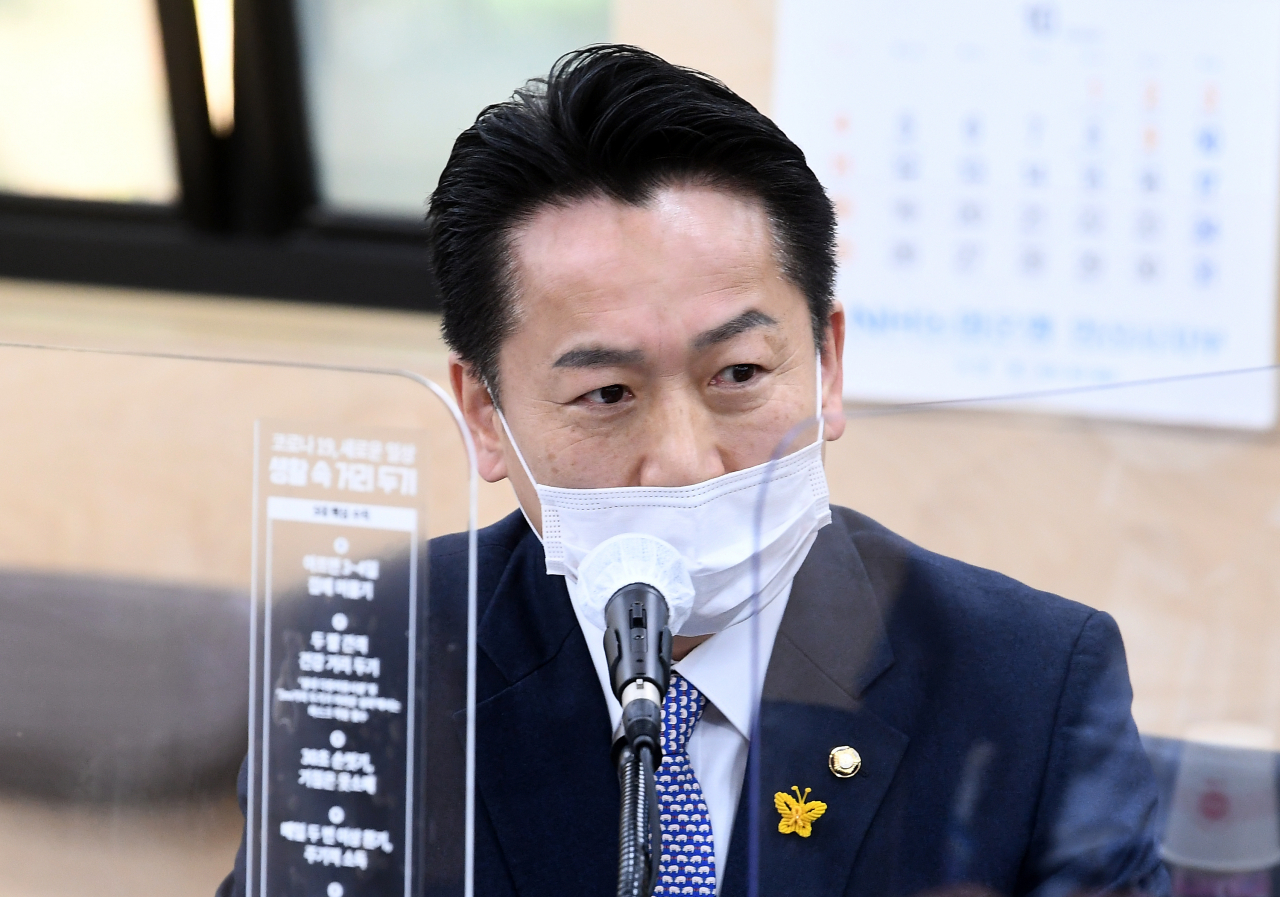 18일 오전 경기도 안산시청에서 열린 '조두순 재범 방지 대책 마련 간담회'에서 고영인 더불어민주당 의원이 인사말을 하고 있다. [연합]