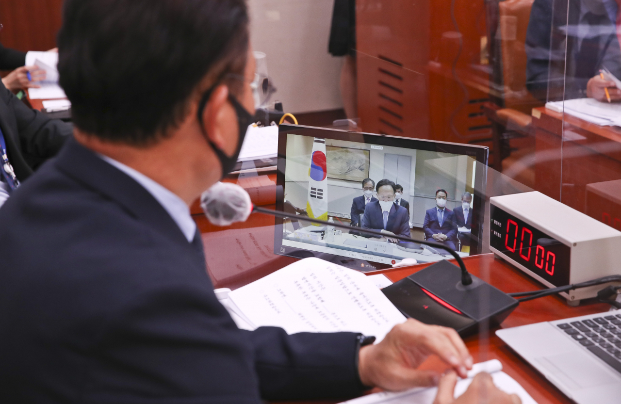 12일 오전 서울 여의도 국회에서 열린 외교통일위원회 국정감사에서 이수혁 주미대사가 업무보고를 하고 있다. 이날 주미대사관 국정감사는 화상회의 방식으로 진행됐다. [연합]