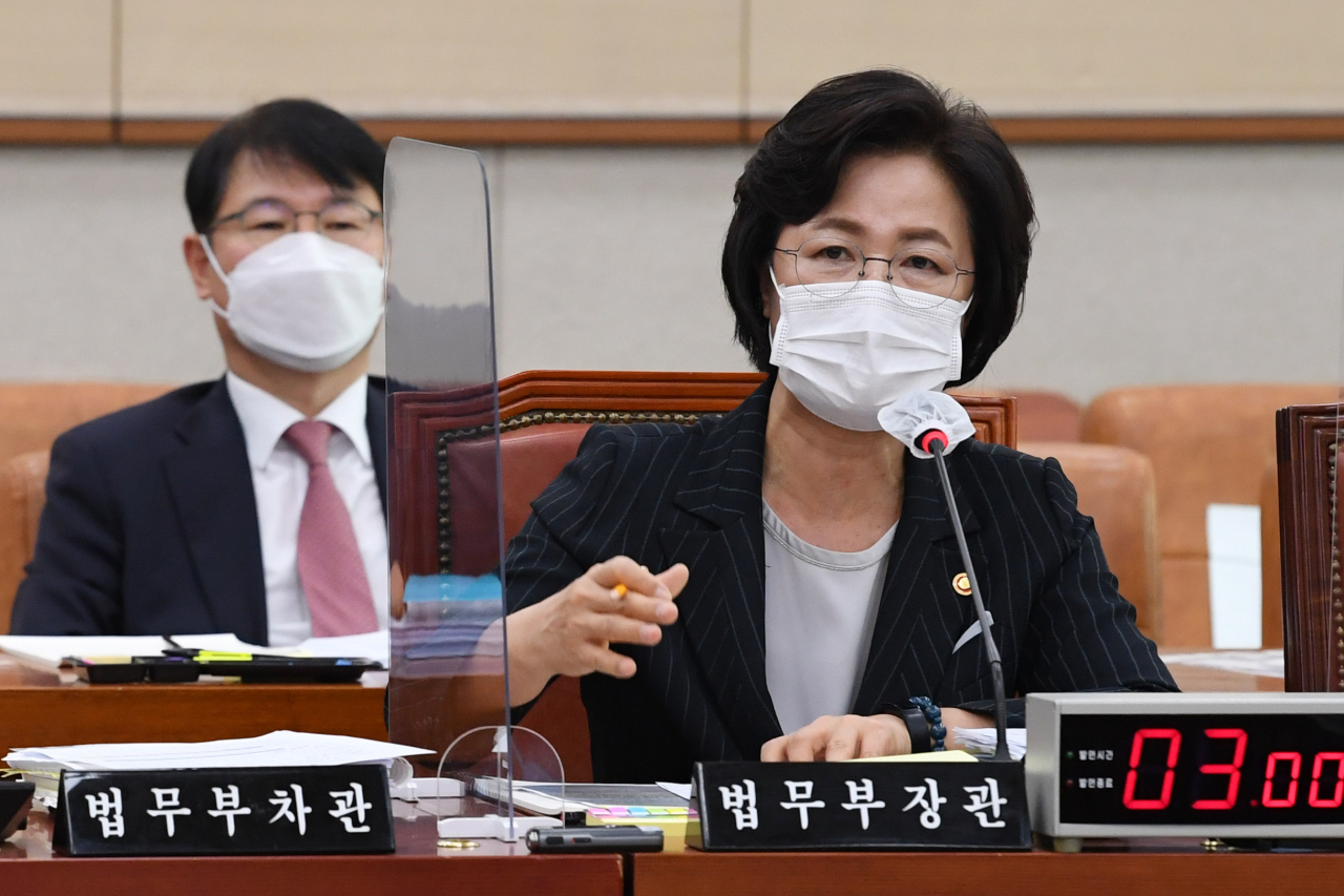 추미애 법무부 장관이 12일 서울 여의도 국회에서 열린 법제사법위원회의 법무부 등에 대한 국정감사에서 질의에 답변하고 있다. [연합]