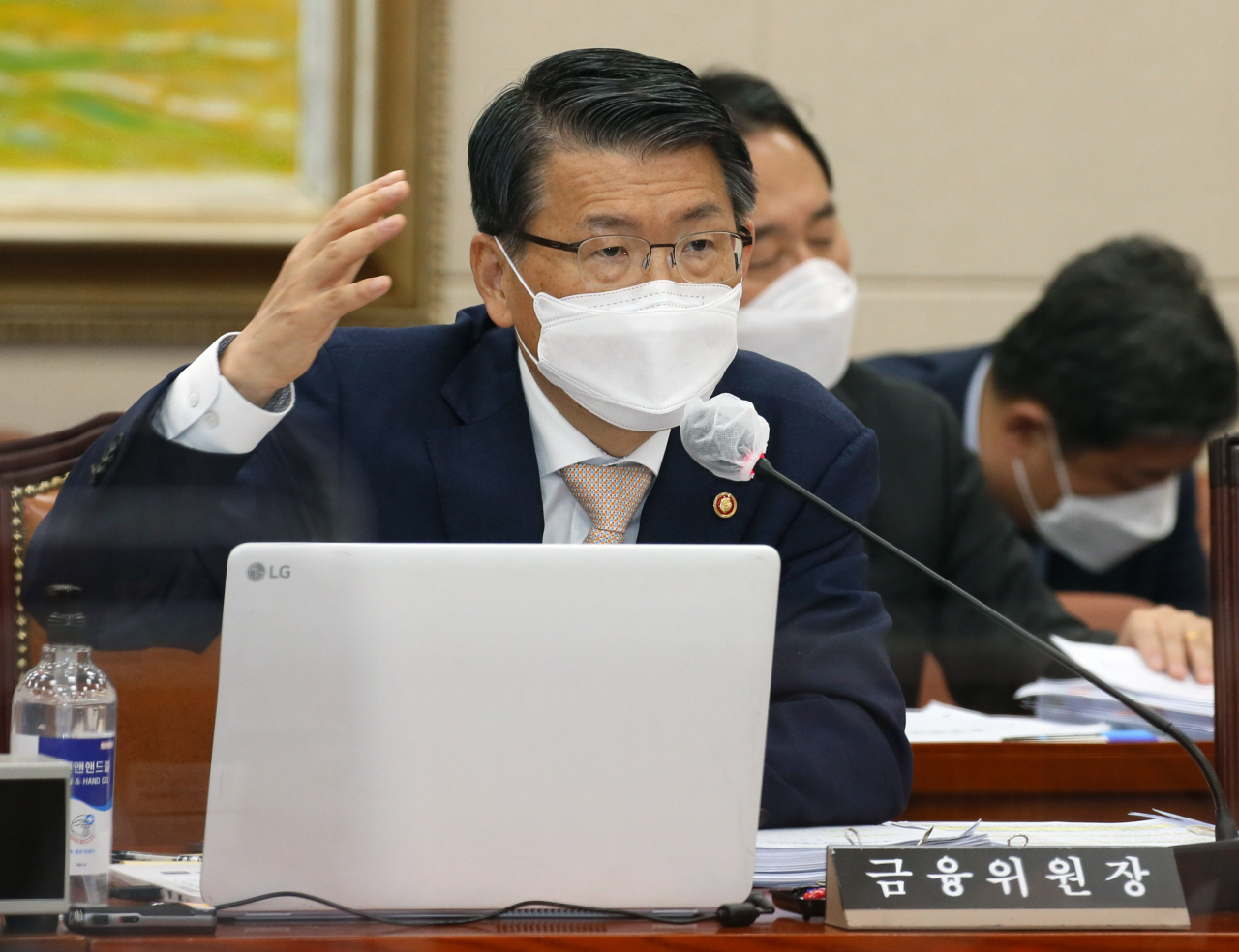 은성수 금융위원장이 12일 오전 서울 여의도 국회에서 열린 정무위원회의 금융위원회 등에 대한 국정감사에 출석, 의원의 질의에 답하고 있다. 연합뉴스