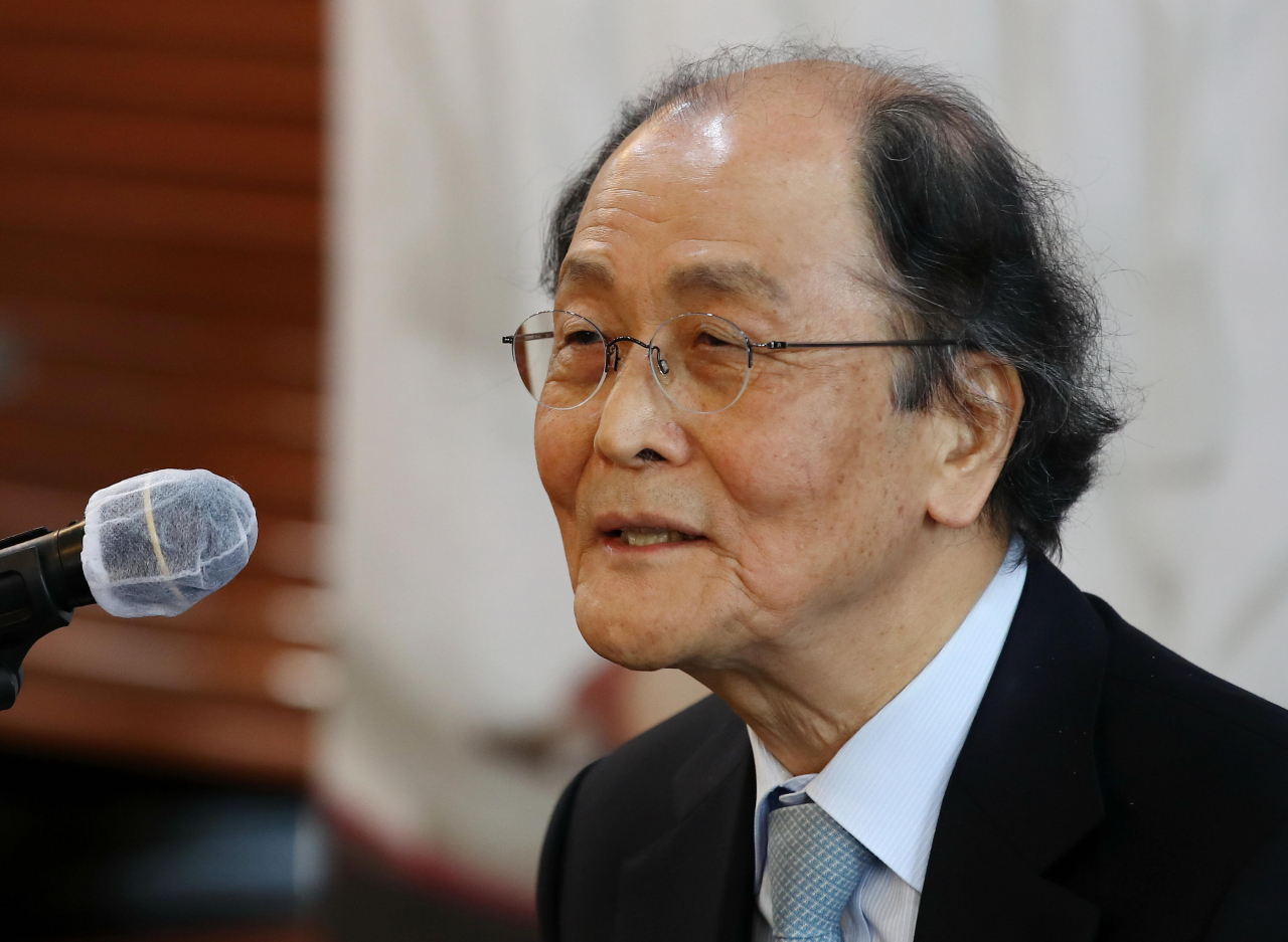 조정래 작가가 12일 오전 서울 중구 프레스센터에서 열린 '등단 50주년 기념 기자간담회'에서 발언하고 있다. 연합뉴스