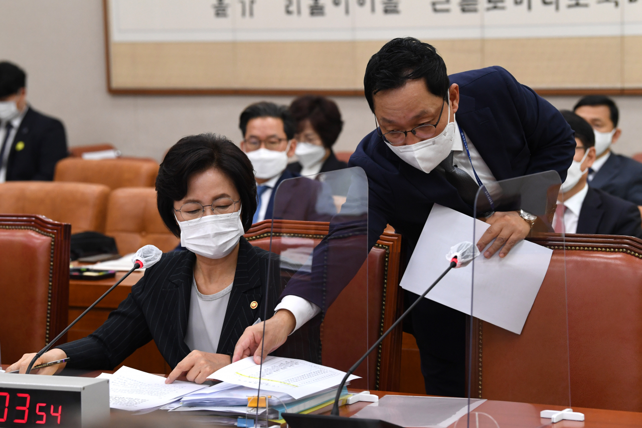 추미애 법무부 장관이 12일 서울 여의도 국회에서 열린 법제사법위원회의 법무부 등에 대한 국정감사에서 자료를 전달받고 있다. [연합]