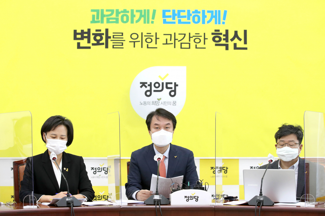 김종철 정의당 신임 대표(가운데)가 12일 오전 서울 여의도 국회에서 열린 대표단 회의에서 발언하고 있다. [연합]