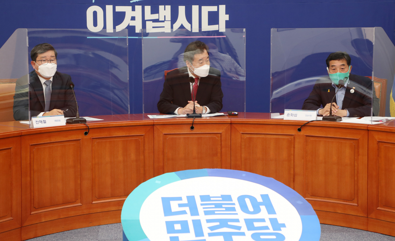이낙연 더불어민주당 대표가 12일 오후 국회에서 열린 '성폭력사건 가해자 석방 관련 피해예방 대책 간담회'에서 윤화섭 안산시장 발언을 듣고 있다. [연합]
