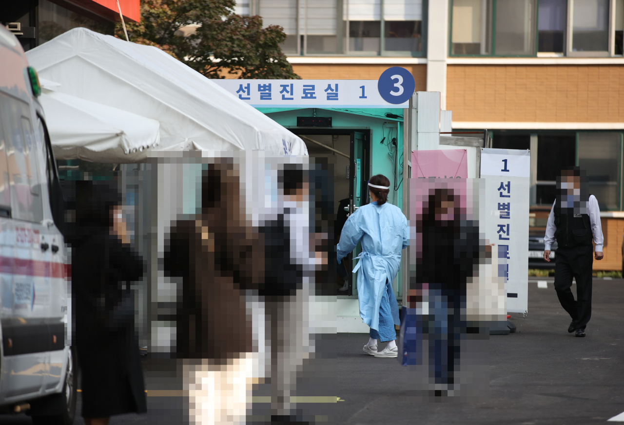 '사회적 거리두기' 1단계 전환 첫날인 12일 오전 서울 중구 국립중앙의료원 코로나19 선별진료소 앞에서 시민들이 대기하고 있다. 이날 국내 신종 코로나바이러스 감염증(코로나19) 신규 확진자는 100명에 육박했다. 연합뉴스