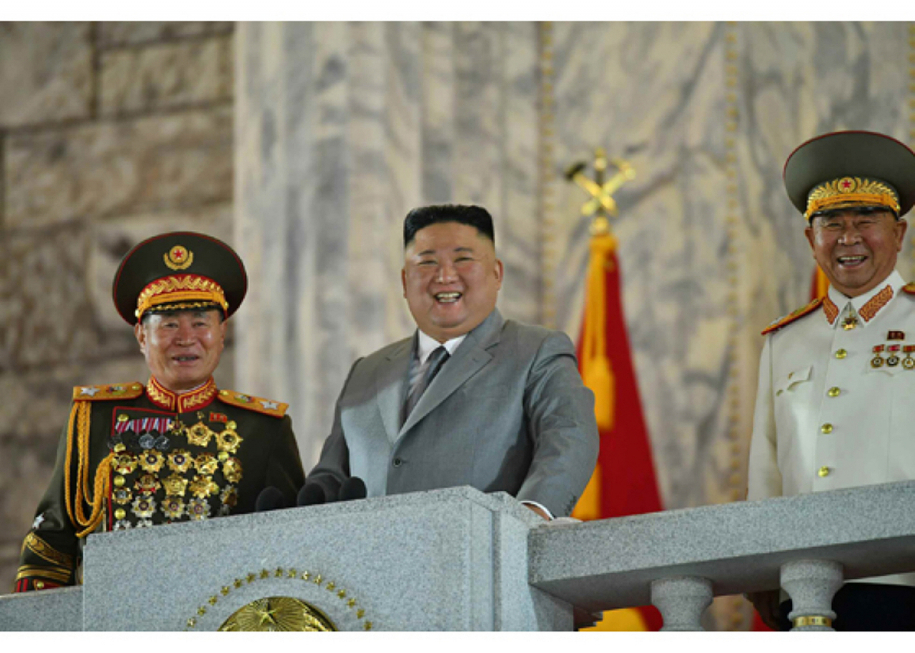 북한이 10일 당창건 75주년을 맞아 열병식을 진행했다고 노동당 기관지 노동신문이 보도했다. 연설대에 선 김정은 위원장의 왼편에 리병철 당 중앙군사위 부위원장이 서 있고, 오른편에는 박정천 군 참모장이 서 있다. [연합]