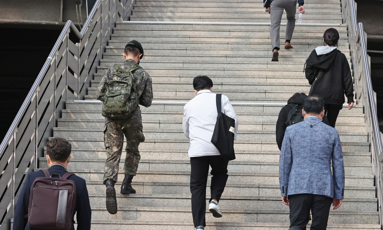 휴가 나온 군 장병이 서울역 계단을 올라가고 있다.[연합]