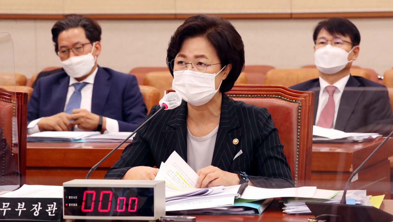 추미애 법무부 장관이 12일 국회 법제사법위원회에서 진행된 법무부 국정감사에서 질의에 답변하고 있다. [연합]