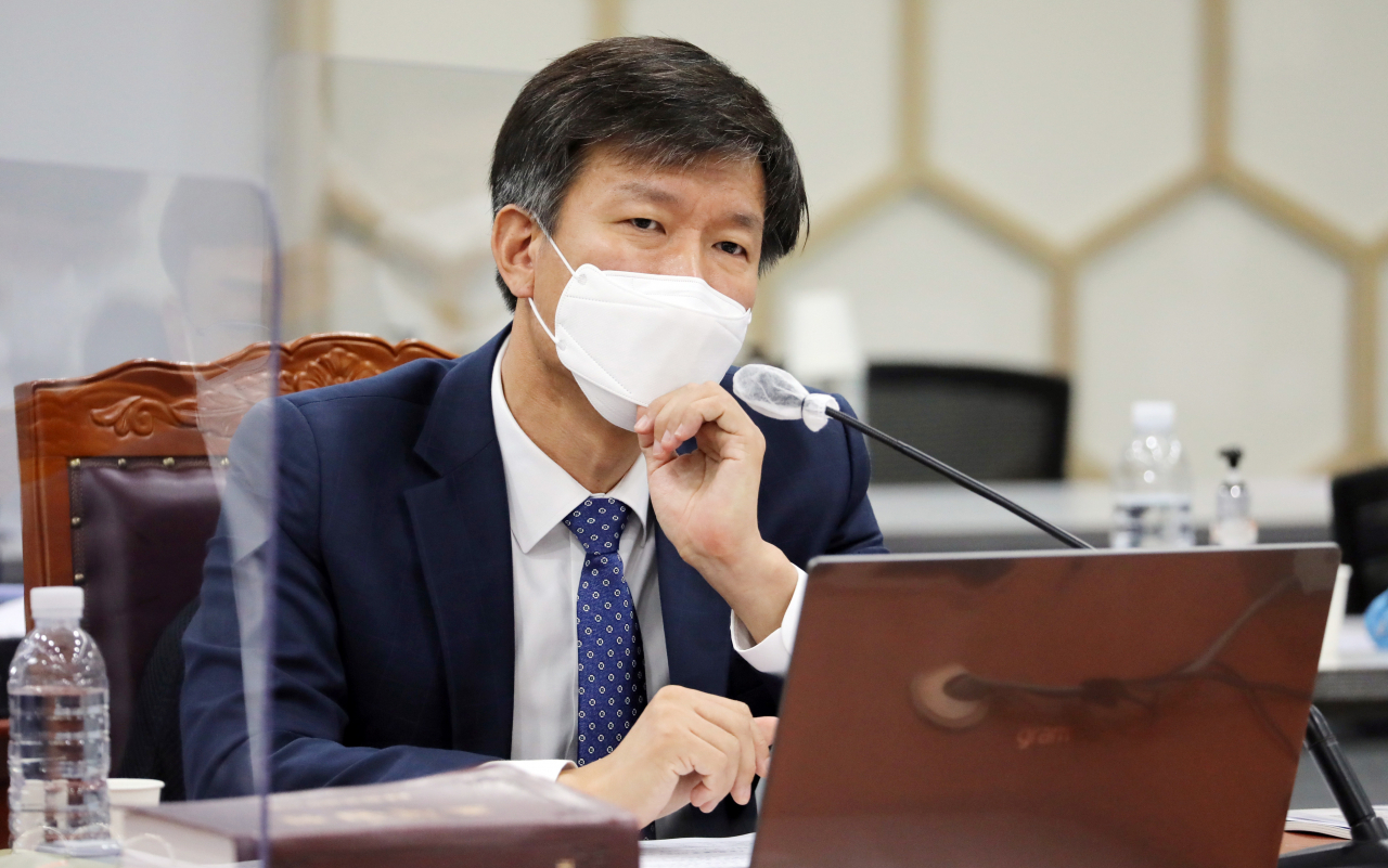 김대지 국세청장이 12일 오전 정부세종2청사에서 열린 국회 기획재정위원회의 국세청에 대한 국정감사에서 위원들의 질의에 답변을 하고 있다. [연합]