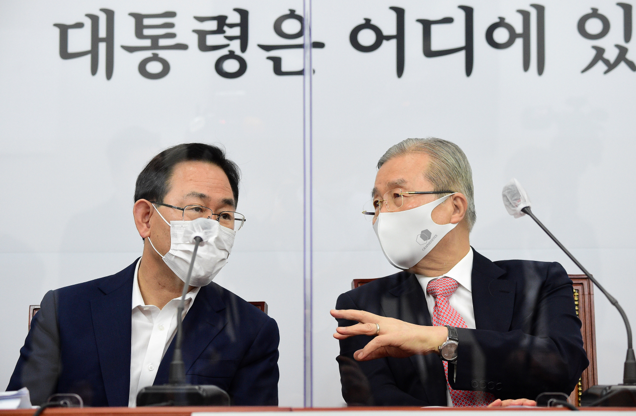 김종인 국민의힘 비상대책위원장(오른쪽)과 주호영 원내대표가 대화하고 있다. [연합]