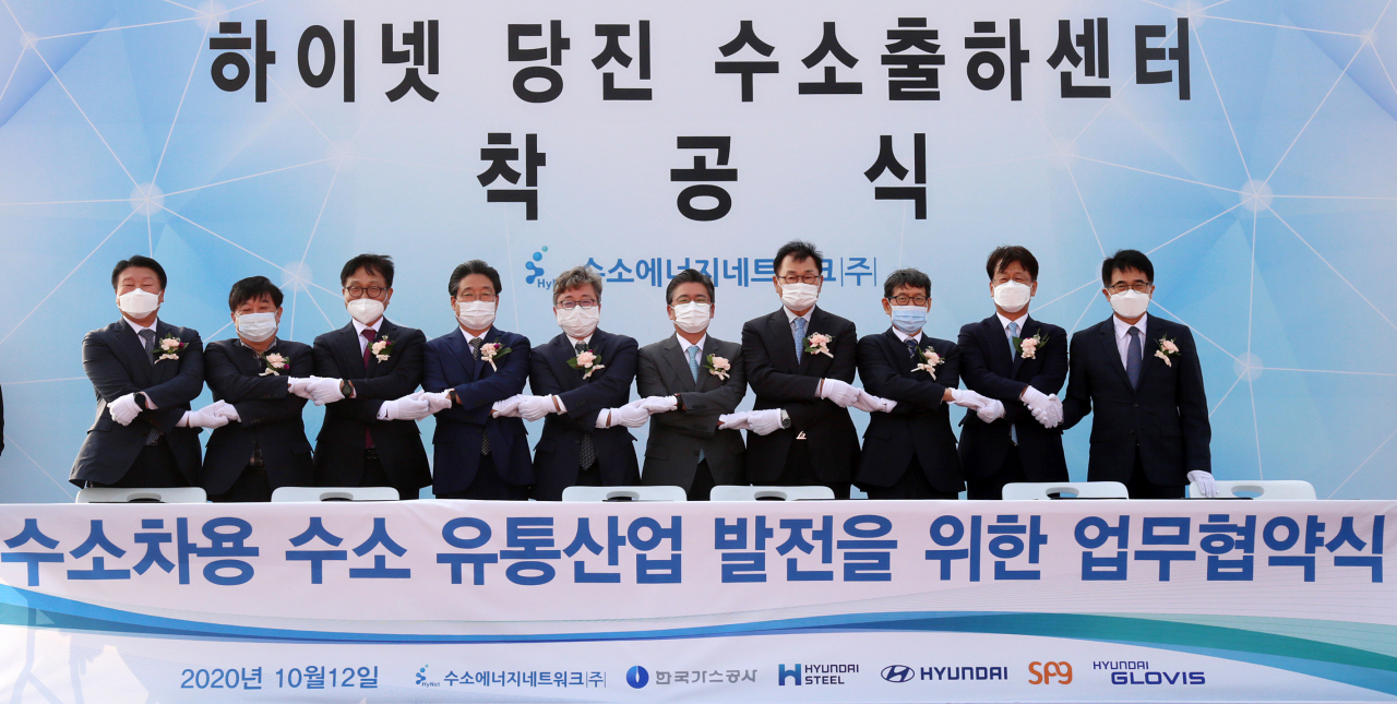 현대글로비스는 12일 충남 당진 현대제철 수소공장에서 열린 수소출하센터 착공식에서 하이넷(HyNet), 현대제철, 현대자동차, 한국가스공사, SPG와 ‘수소차용 수소 유통산업 발전을 위한 양해각서(MOU)’를 체결했다. 김정훈 현대글로비스 대표이사(오른쪽 두번째) 등 참석자들이 양해각서 체결 후 기념촬영을 하고 있다. [현대글로비스 제공]