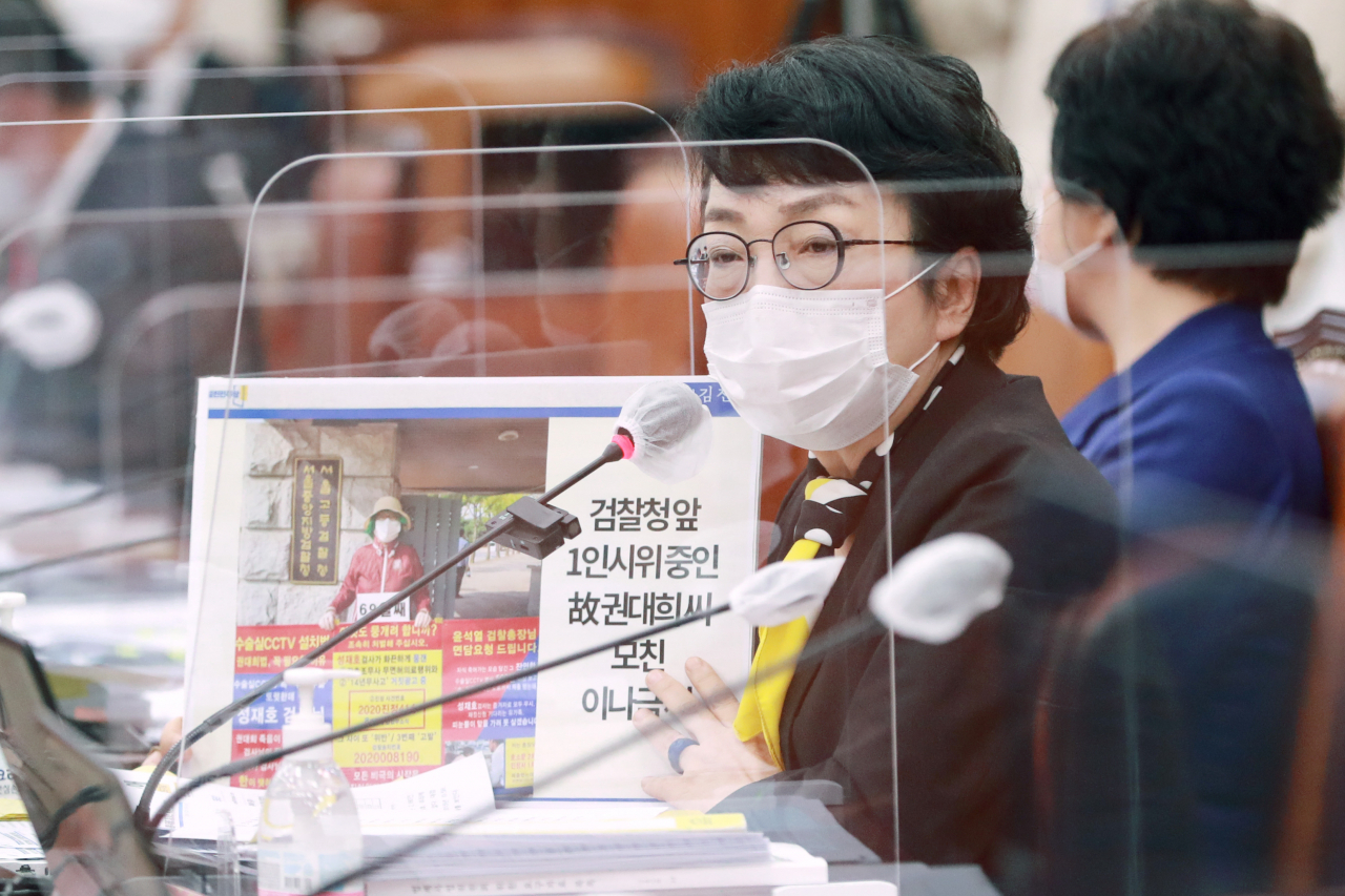 김진애 열린민주당 의원이 12일 오후 서울 여의도 국회에서 열린 법제사법위원회의 법무부 등에 대한 국정감사에서 의료사고로 숨진 고 권대희씨와 관련된 질문을 하고 있다. [연합]