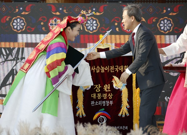 전주대사습놀이 전국대회 판소리명창부 장원(대통령상)을 차지한 김병혜 명창이 12일 오후 김승수 전주시장으로부터 상장을 수여받고 있다. [전주시 제공]
