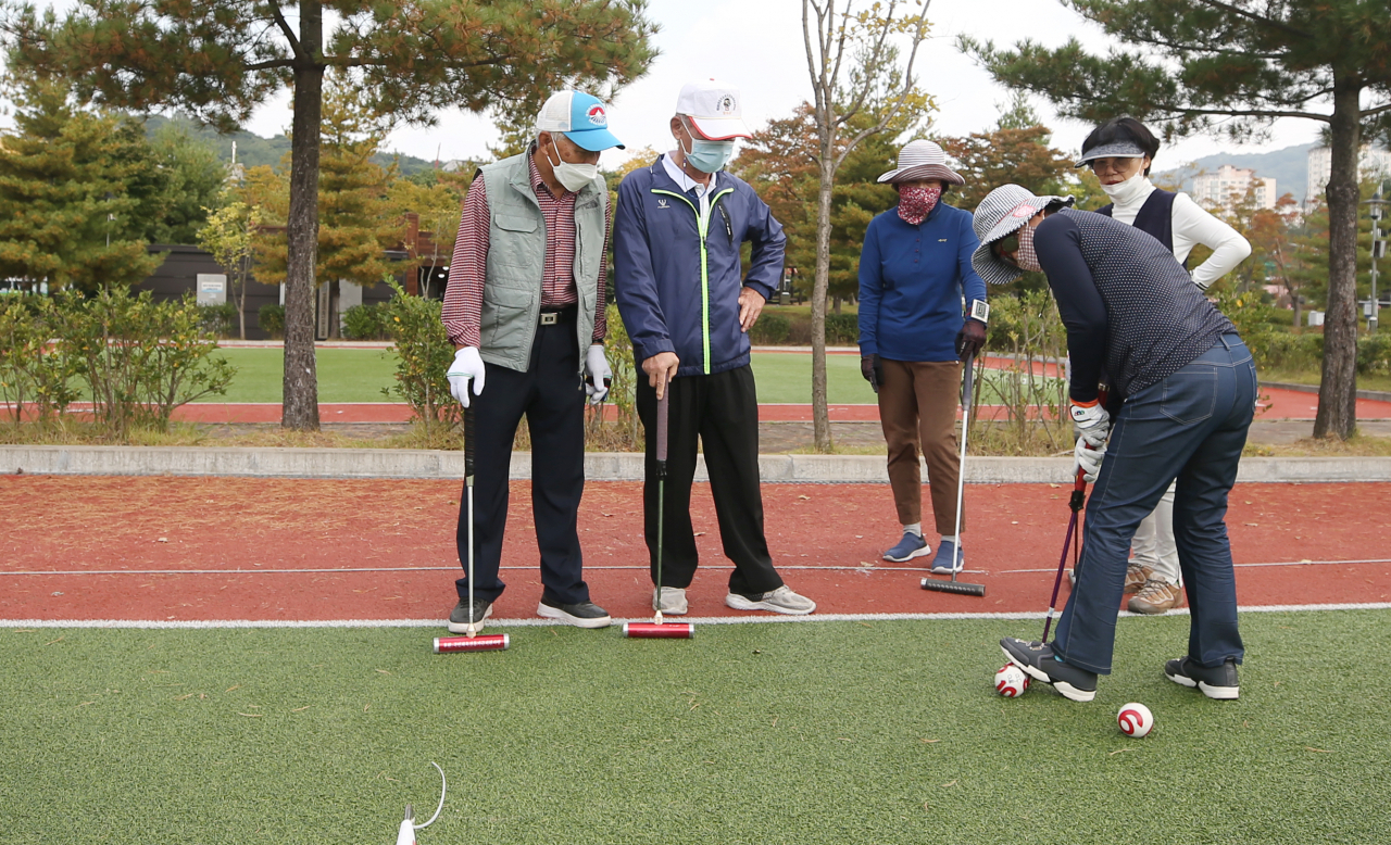 12일 오전 광주 남구 노대동 빛고을노인건강타운에서 게이트볼 동호회원들이 사회적 거리두기 1단계 하향 조치로 재개장한 야외 게이트볼장을 이용하고 있다. 연합뉴스
