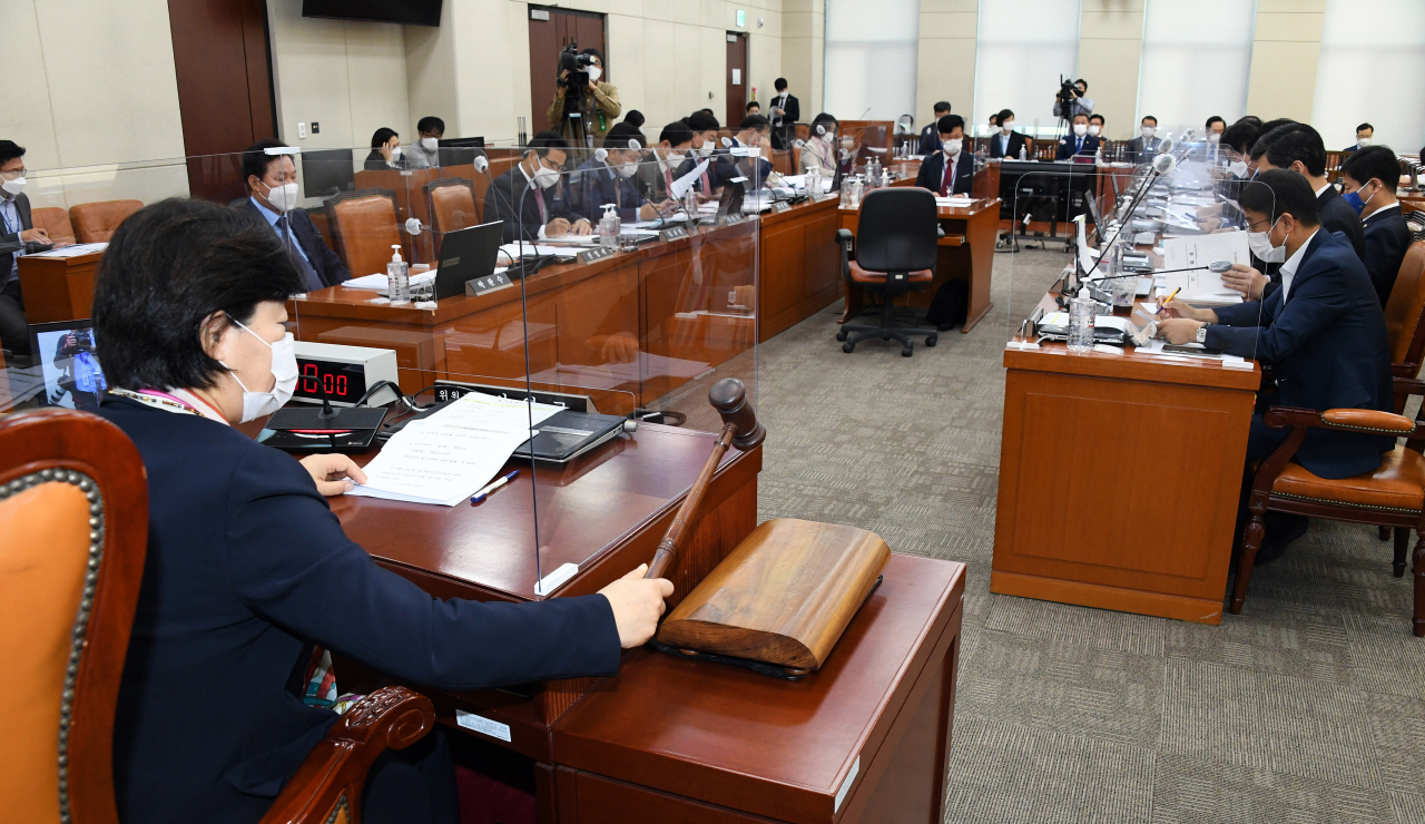 서영교 국회 행정안전위원장이 12일 인사혁신처, 공무원연금공단에 대한 행안위 국정감사를 주재하고 있다. [연합]