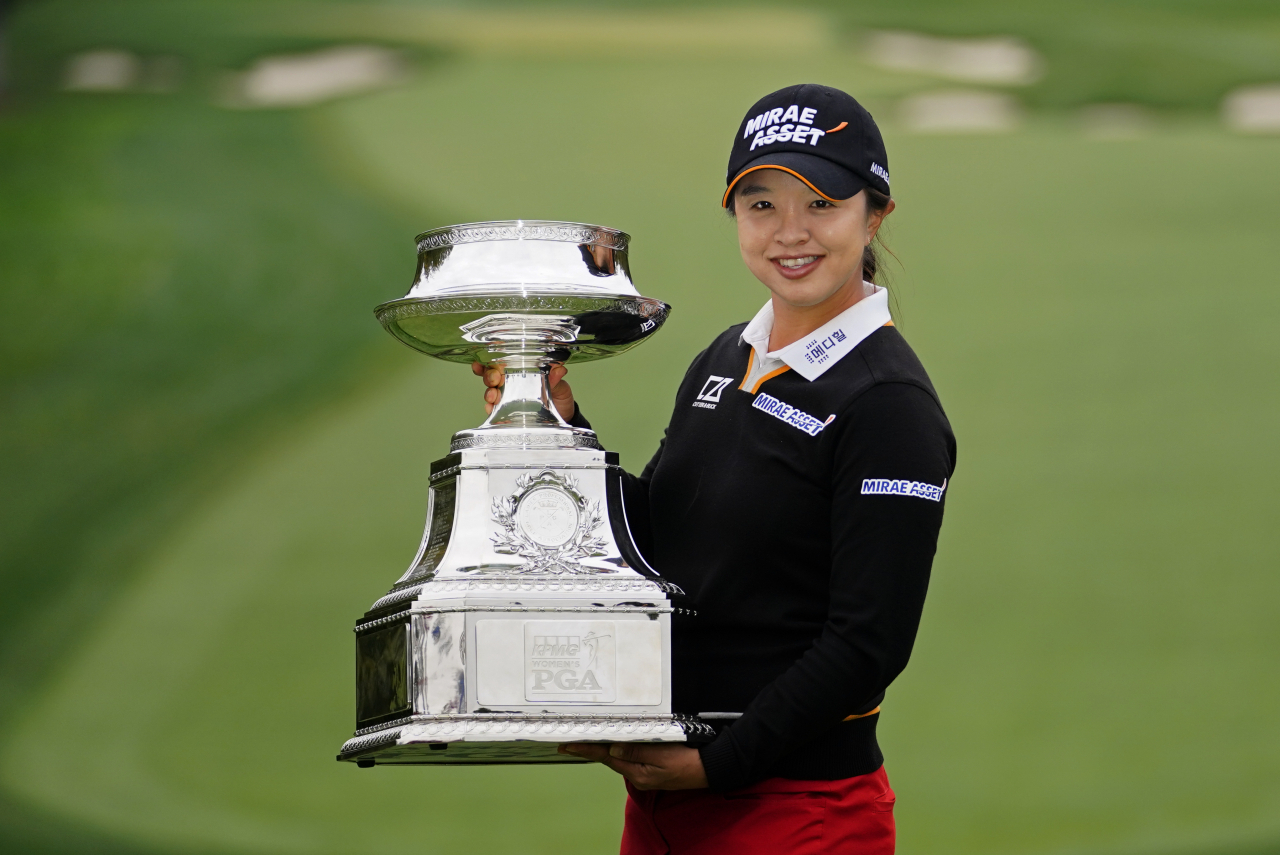 12일 새벽 KPMG 여자 PGA 챔피언십 우승컵을 들어올린 김세영. [AP 연합]