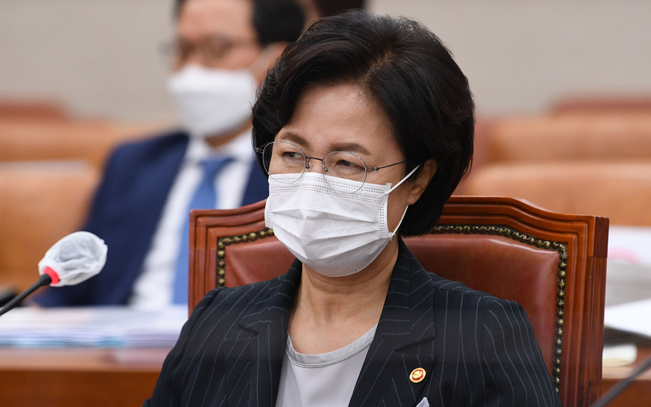 추미애 법무부 장관이 이달 12일 국회에서 열린 법제사법위원회의 법무부 국정감사에서 질의를 듣고 있다. [연합]