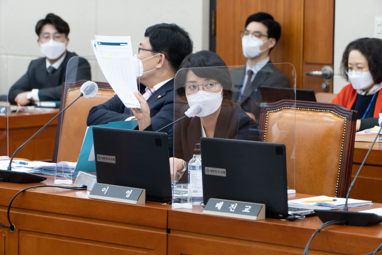이영 국민의힘 의원이 12일 국회 정무위원회 금융위 국정감사에서 질의하고 있다. [의원실 제공]