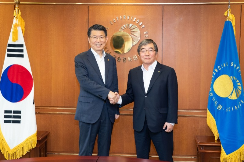 은성수 금융위원회 위원장(왼쪽)과 윤석헌 금융감독원 원장이 악수하고 있다. [사진=연합]