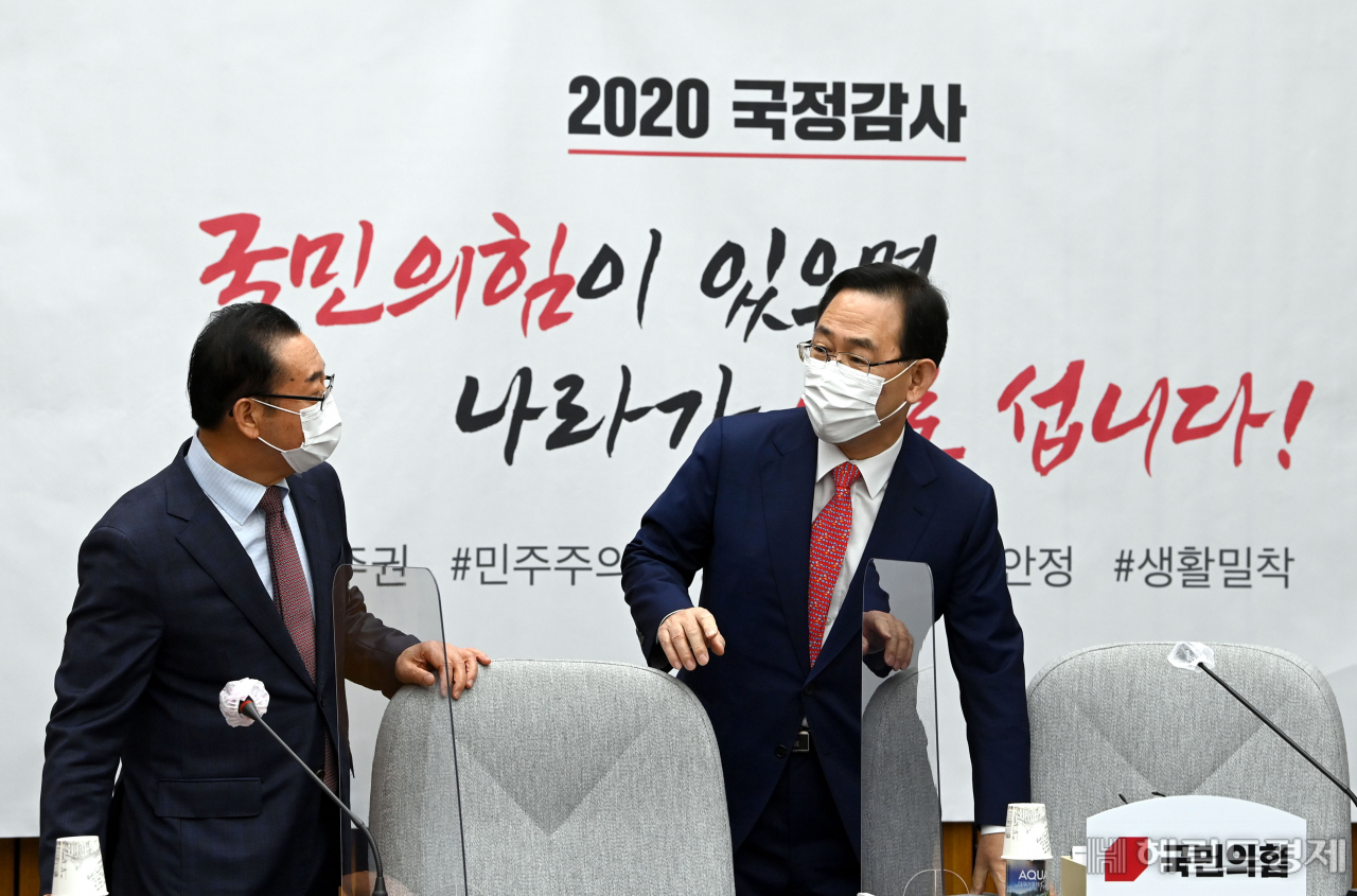 [헤럴드경제=이상섭 기자] 13일 오전 국회에서 열린 국민의힘 원내대책회의에서 주호영 원내대표와 이종배 정책위의장등 참석자들이 자리에 앉고 있다. babtong@heraldcorp.com