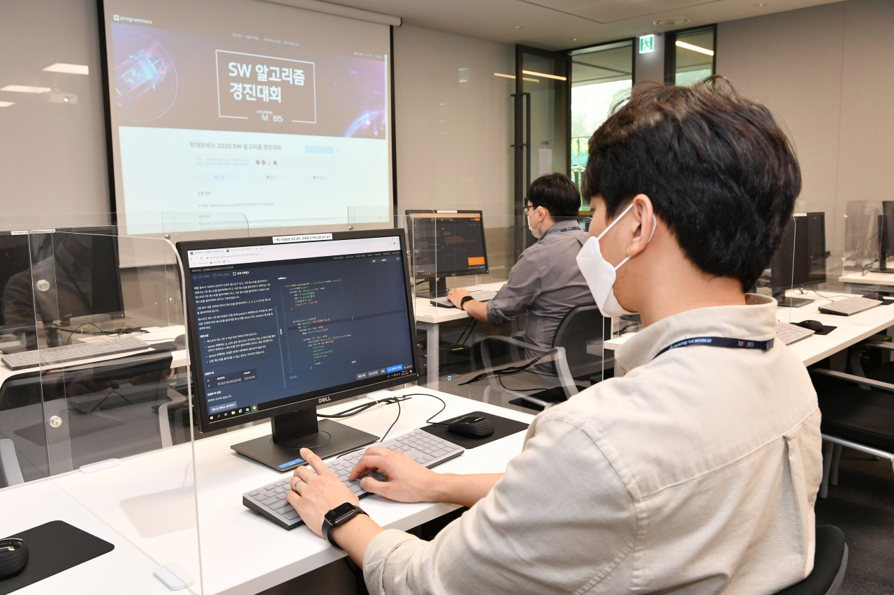 지난 8일, 경기도 용인시에 위치한 현대모비스 기술연구소에서 진행된 ‘SW 알고리즘 경진대회’ 결선에 참여한 직원들이 주어진 과제를 해결하기 위해 코딩작업을 수행하고 있다. [현대모비스 제공]
