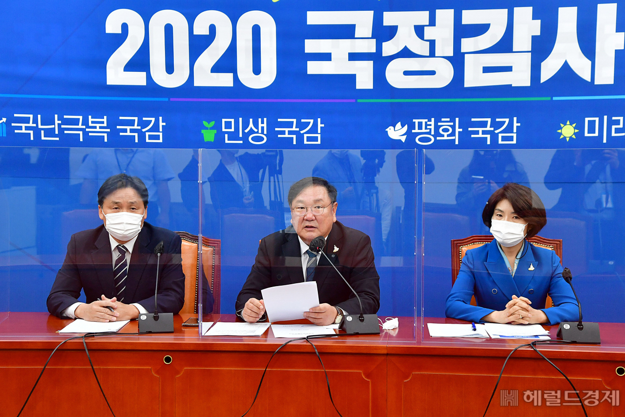 [헤럴드경제=이상섭 기자] 더불어민주당 김태년 원내대표가 13일 오전 국회에서 열린 국정감사 대책회의에서 모두발언을 하고 있다. babtong@heraldcorp.com