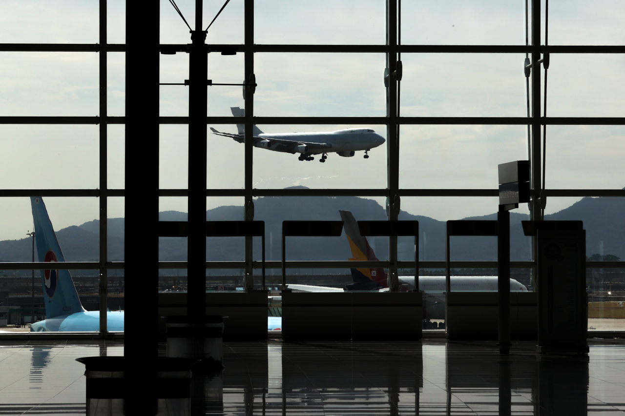 인천국제공항 제1여객터미널 출국장 밖으로 항공기들이 보이고 있다. [연합]