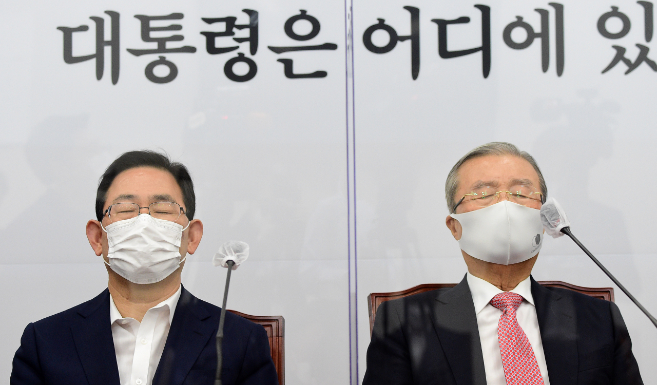 김종인 국민의힘 비상대책위원장(오른쪽)과 주호영 원내대표가 12일 오전 서울 여의도 국회에서 열린 비상대책위원회의에서 참석자 발언을 듣고 있다. [연합]