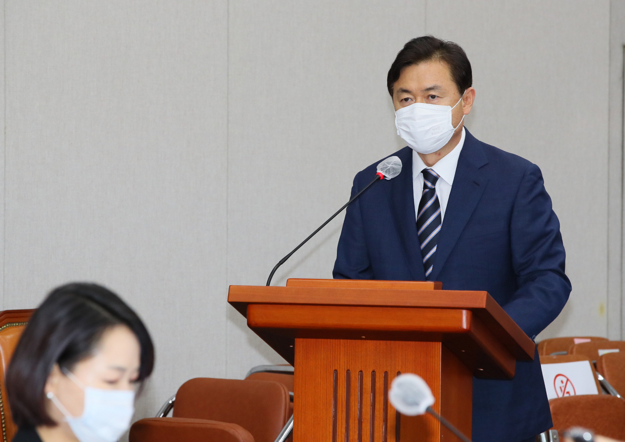 김영춘 국회 사무총장이 지난 25일 국회 운영위원회 전체회의에서 업무보고하고 있다. [연합]