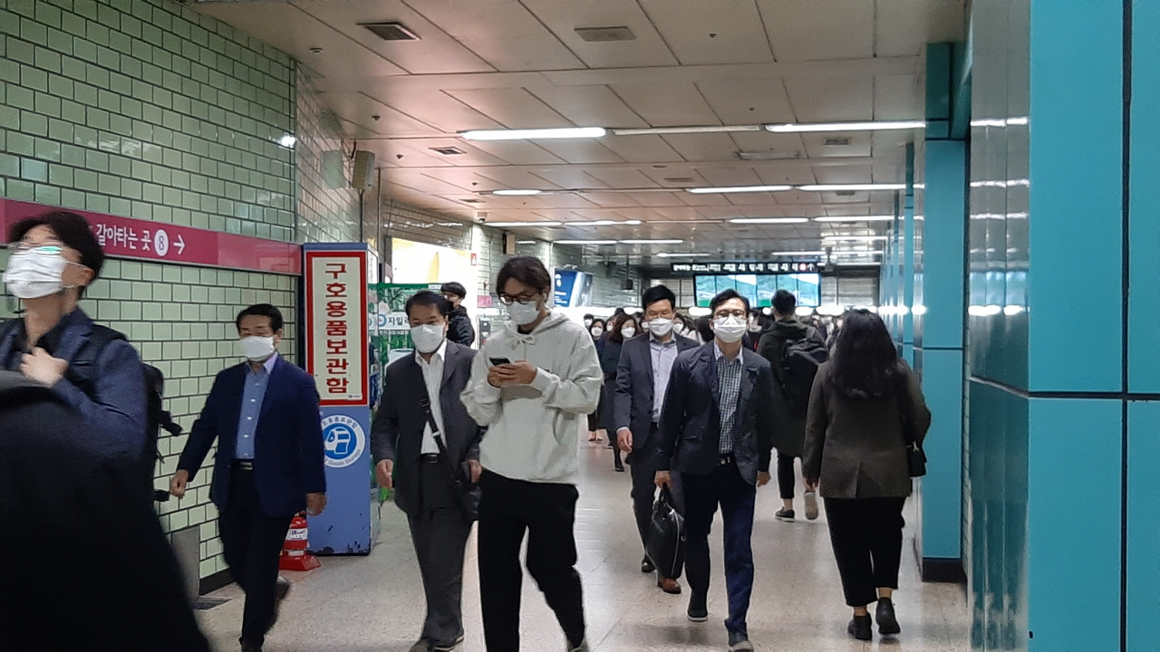 13일 오전 서울 송파구 신천동 지하철 잠실역 환승 통로에서 출근길 시민들이 마스크를 쓴 채 환승을 서두르고 있다. 주소현 기자/addressh@heraldcorp.com