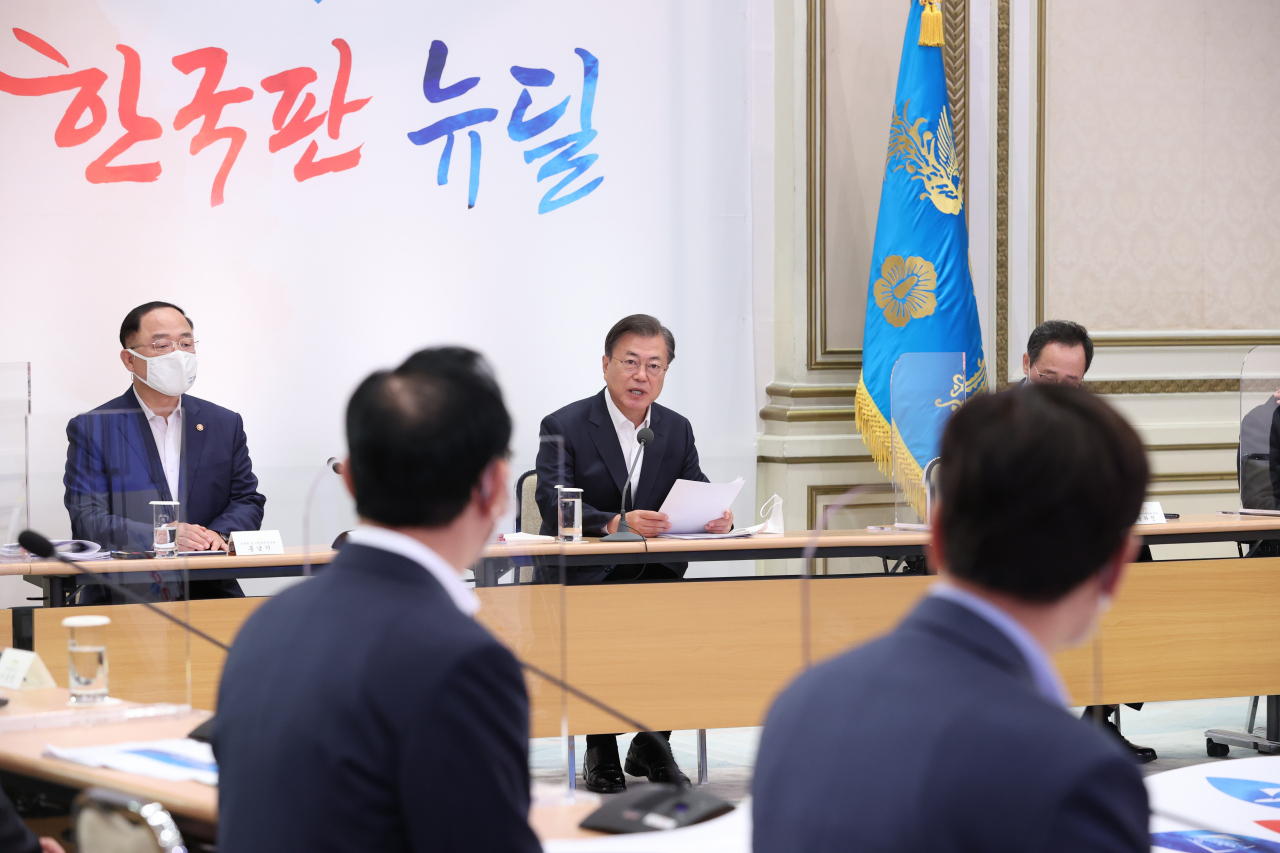 문재인 대통령이 13일 오전 청와대에서 열린 제2차 한국판 뉴딜 전략회의에서 발언하고 있다. [연합]